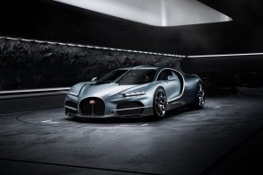 bugatti tourbillon cinza frente parado