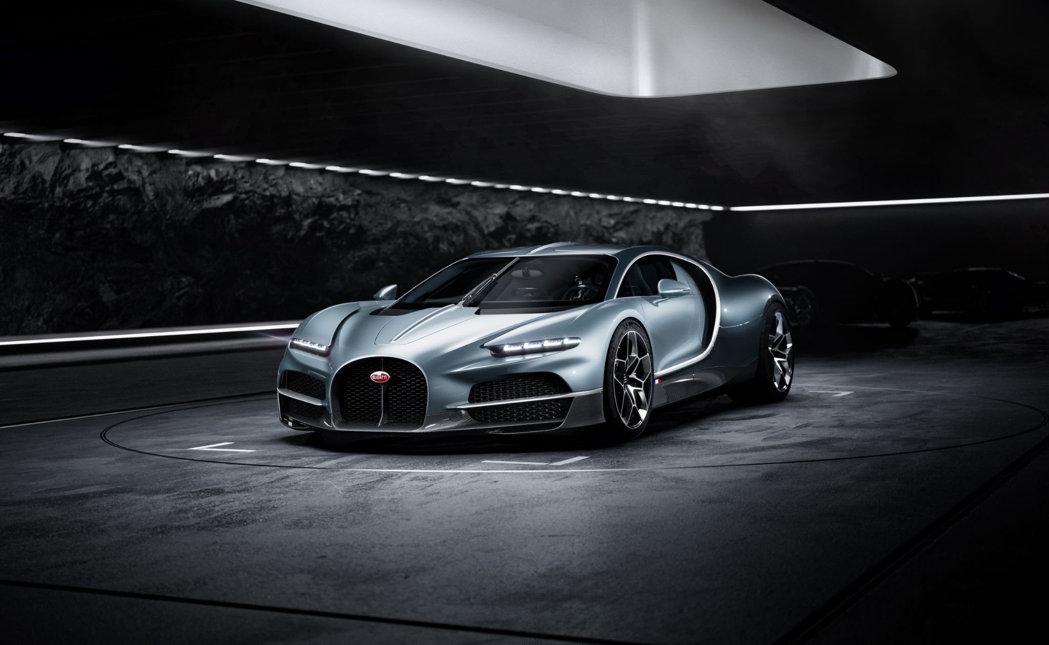 bugatti tourbillon cinza frente parado