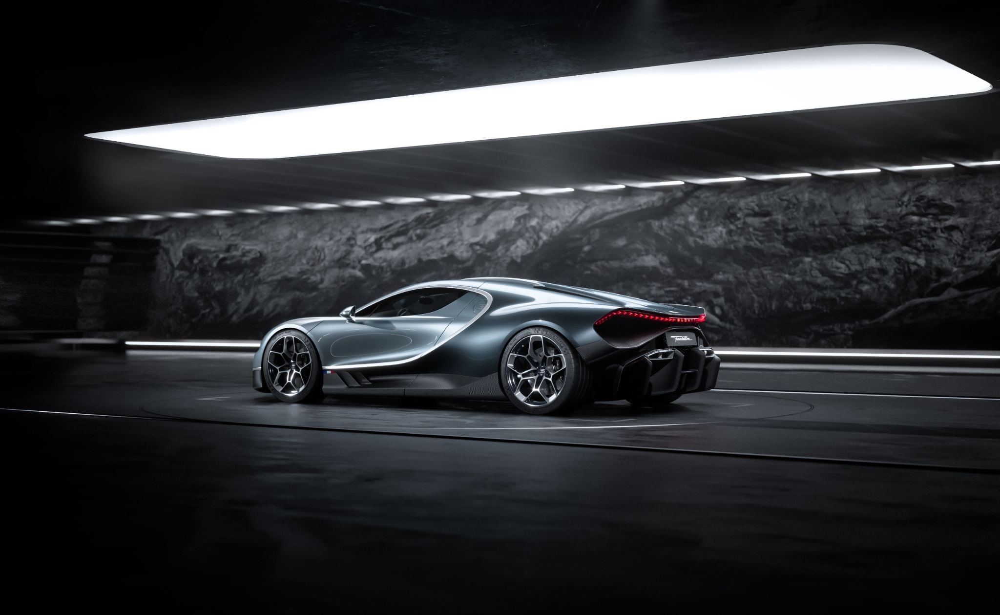bugatti tourbillon cinza lateral traseira parado