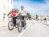 casal com bicicleta eletrica shutterstock