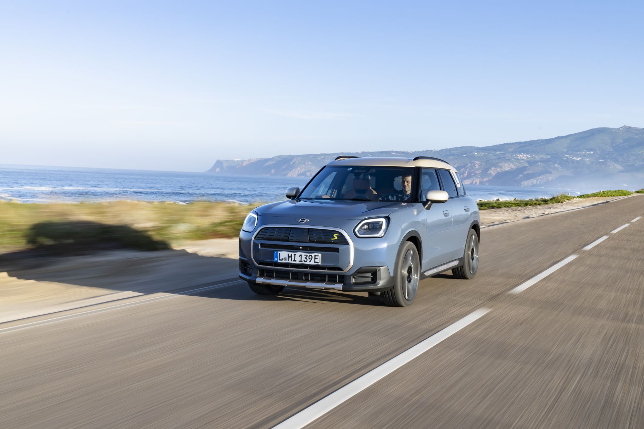 mini countryman se all4 2025 cinza frente em movimento rodovia