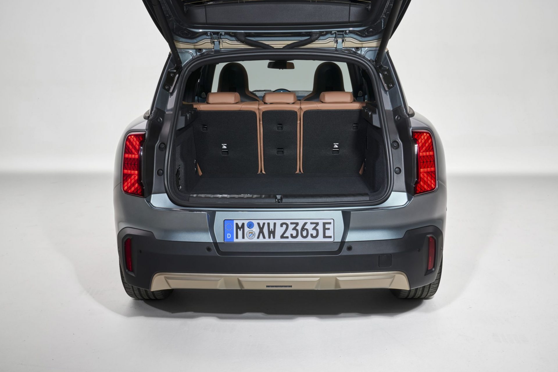 mini countryman se all4 2025 cinza traseira porta malas aberto