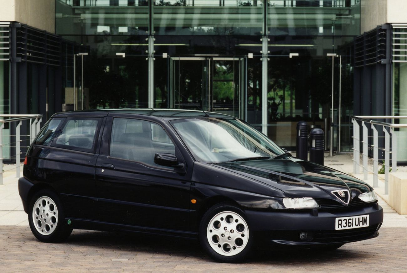 alfa romeo 145 1998 preto frente e lateral