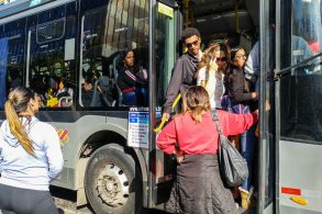 mulher tentando entrar em onibus lotado em sao paulo