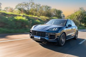 porsche cayenne e hybrid 2025 azul frente em movimento