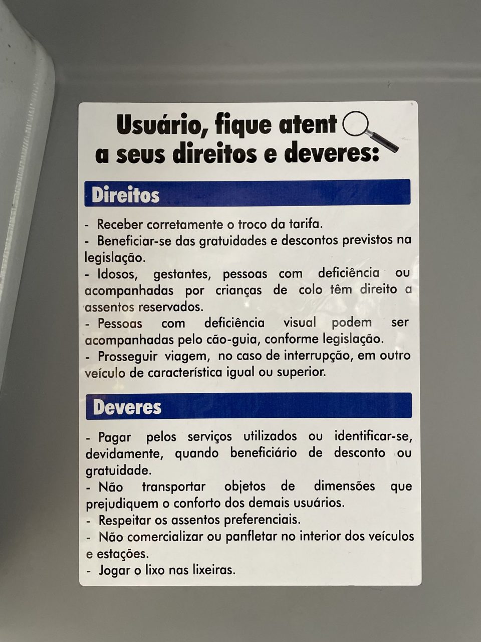 adesivo no interior de onibus informando os direitos e deveres dos passageiros