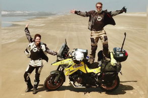 suzuki v strom 1050xt entra no guinness por meio de casal aventureiro