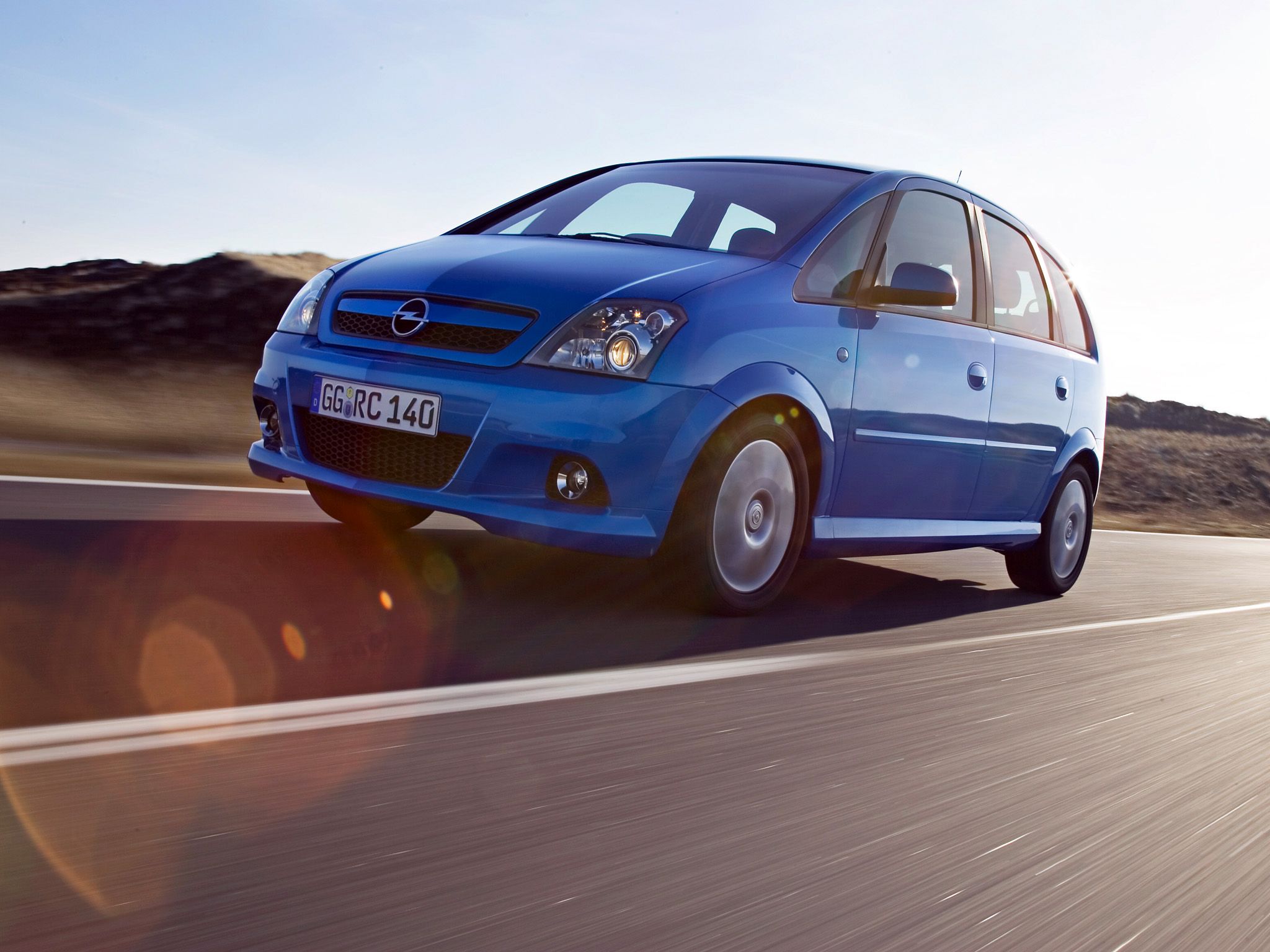 opel meriva opc azul frente em movimento