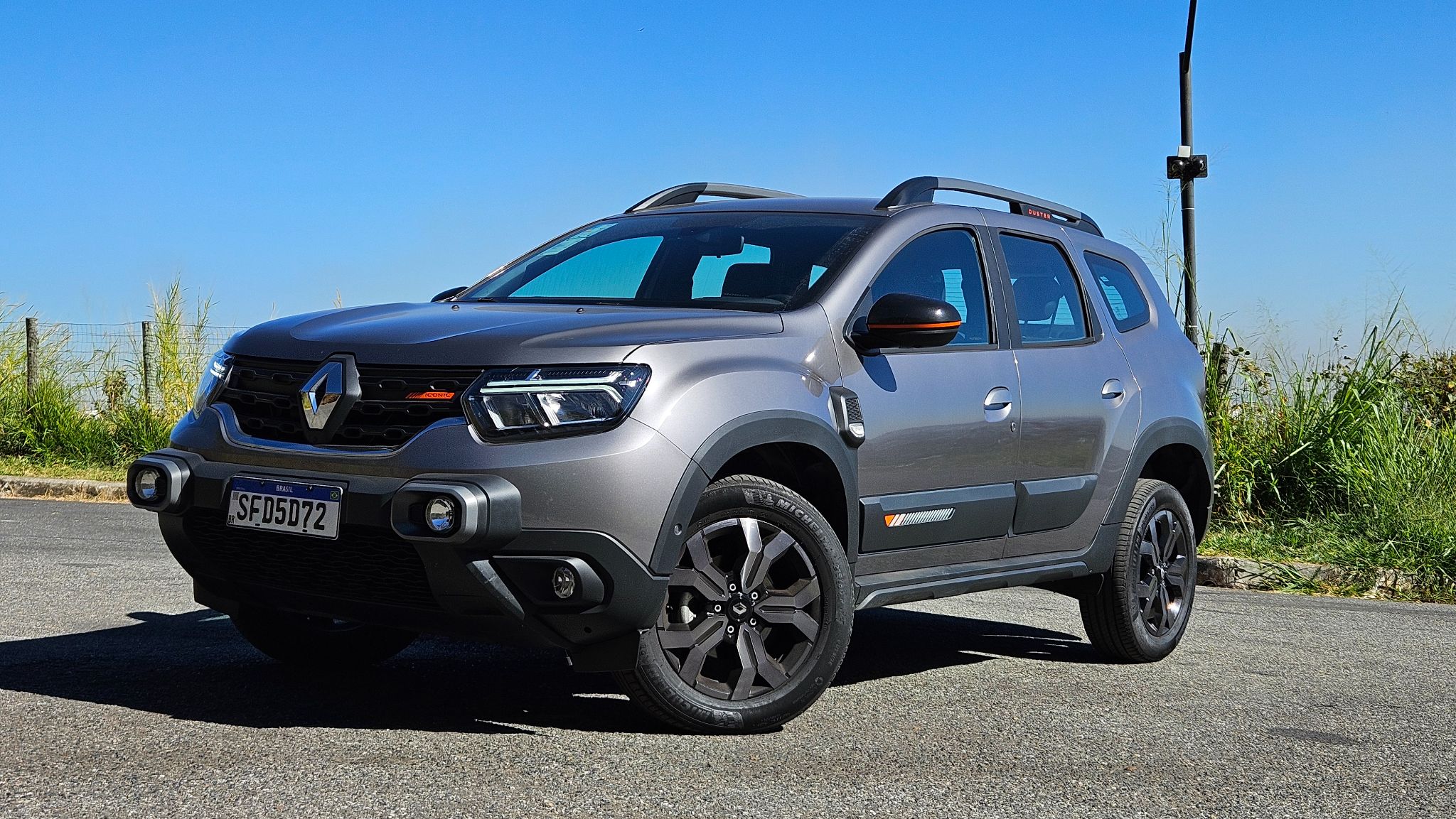 renault duster iconic plus 1 3 turbo 2025 cinza cassiopee com pack outsider frente parado 2