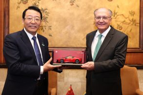 geraldo alckmin e feng xingya ceo da gac motor segurando miniatura