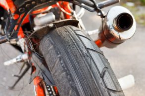 pneu de moto gasto 1