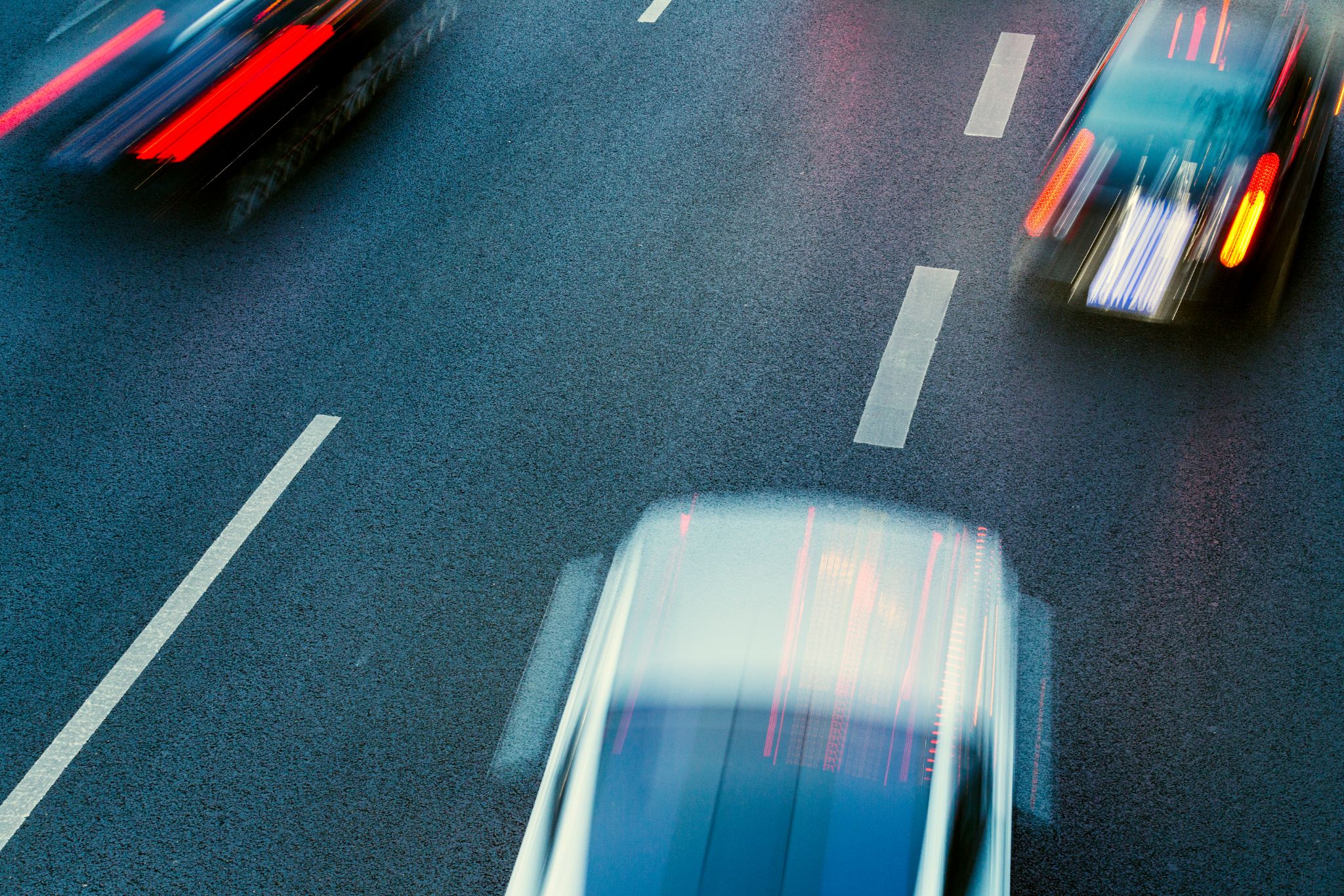 carros trocando de faixa rodovia