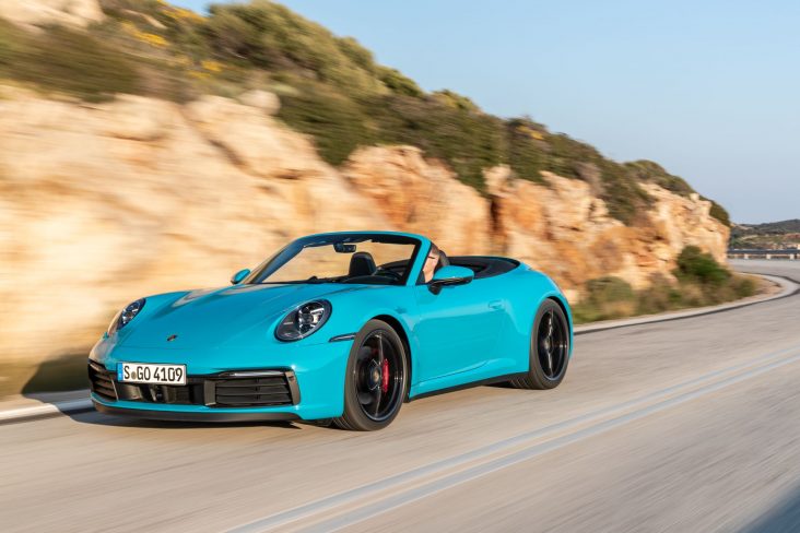 porsche 911 carrera s cabriolet azul frente em movimento