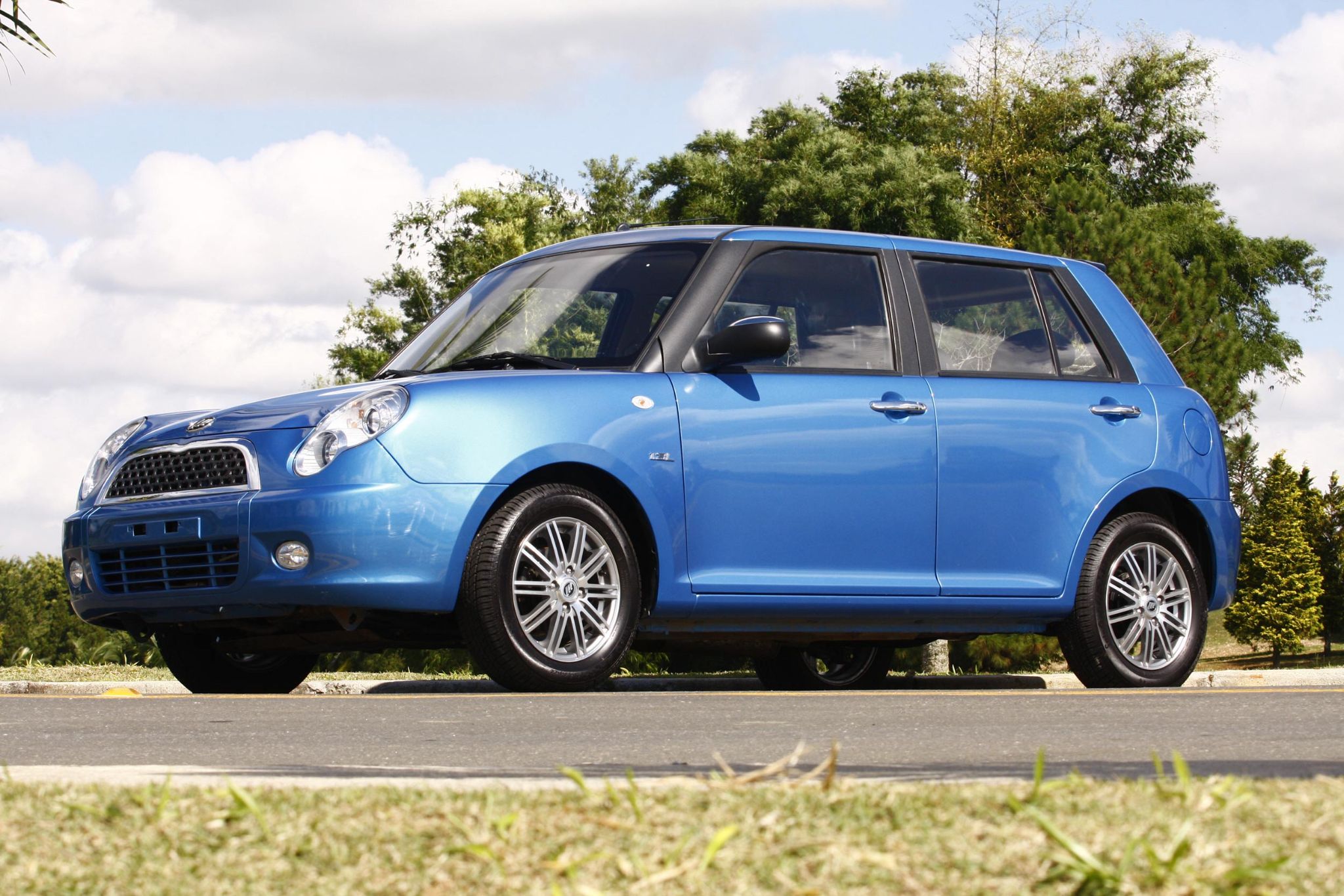 lifan 320 2010 azul frente parado