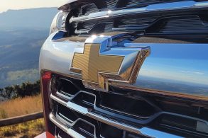 chevrolet s10 high country 2025 vermelho scarlet detalhe grade emblema