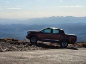 chevrolet s10 high country 2025 vermelho scarlet lateral parado com montanhas ao fundo