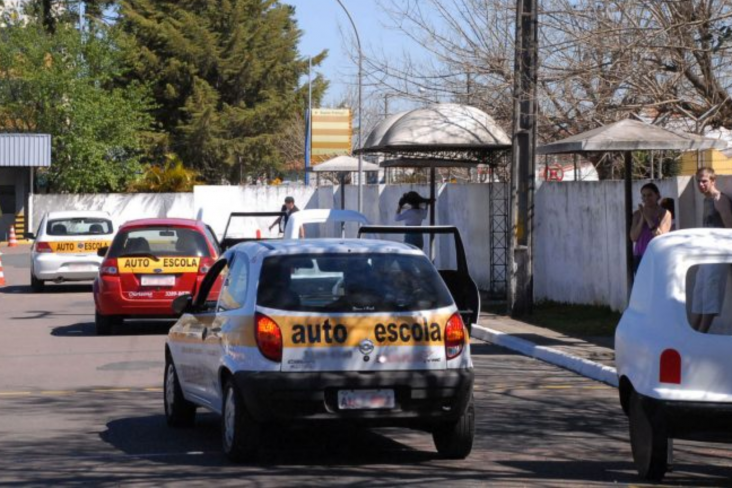 lei que aumenta idade maxima para veiculos de autoescola