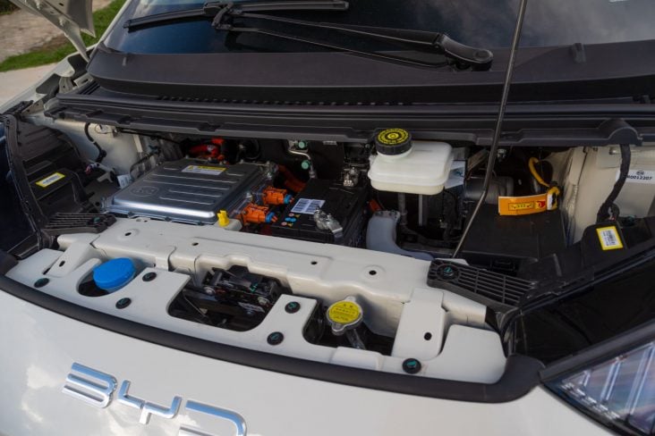 byd dolphin mini 2025 apricity white cofre do motor