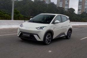 byd dolphin mini 2025 apricity white frente em movimento cidade 3