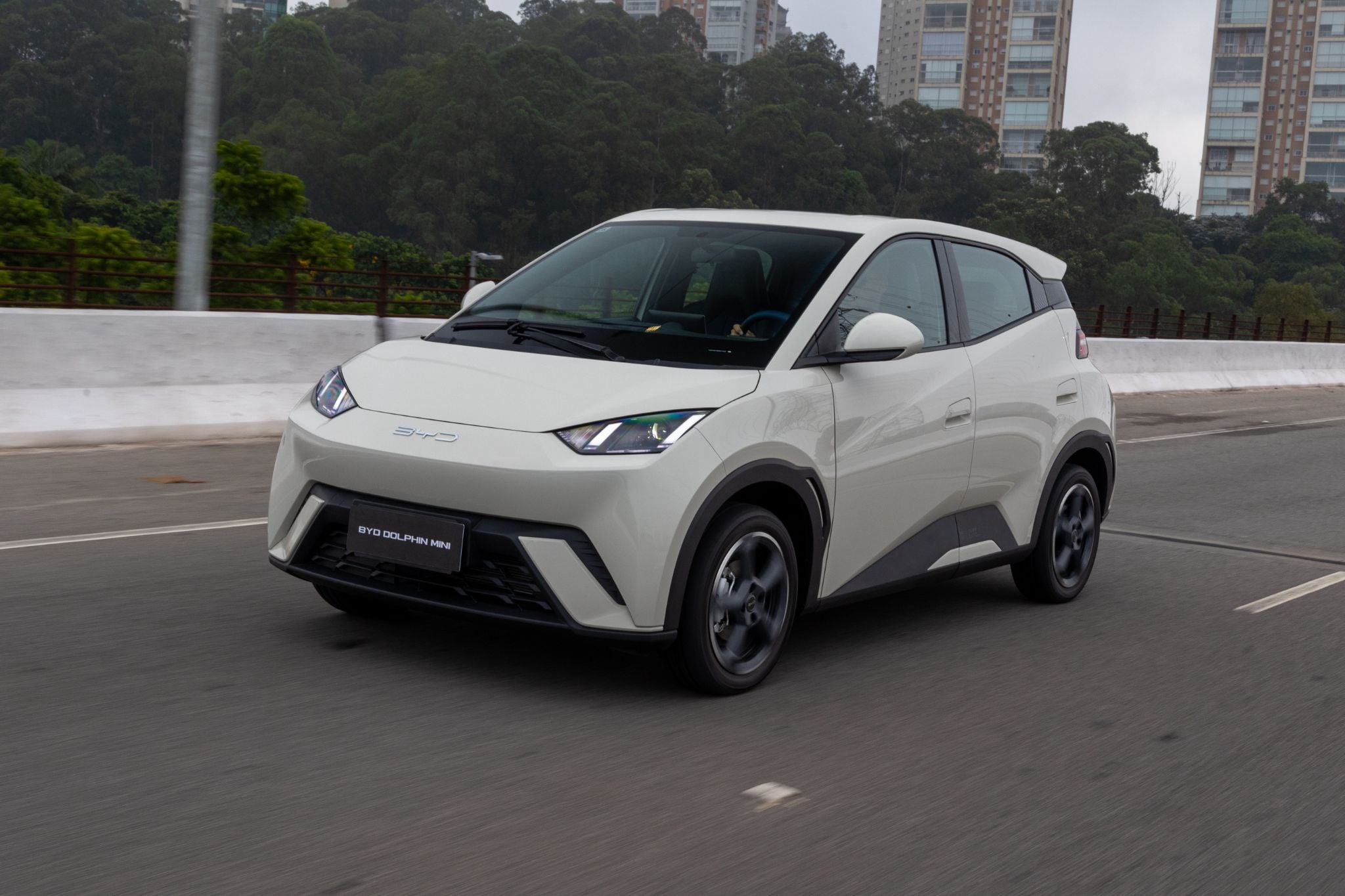 byd dolphin mini 2025 apricity white frente em movimento cidade 3