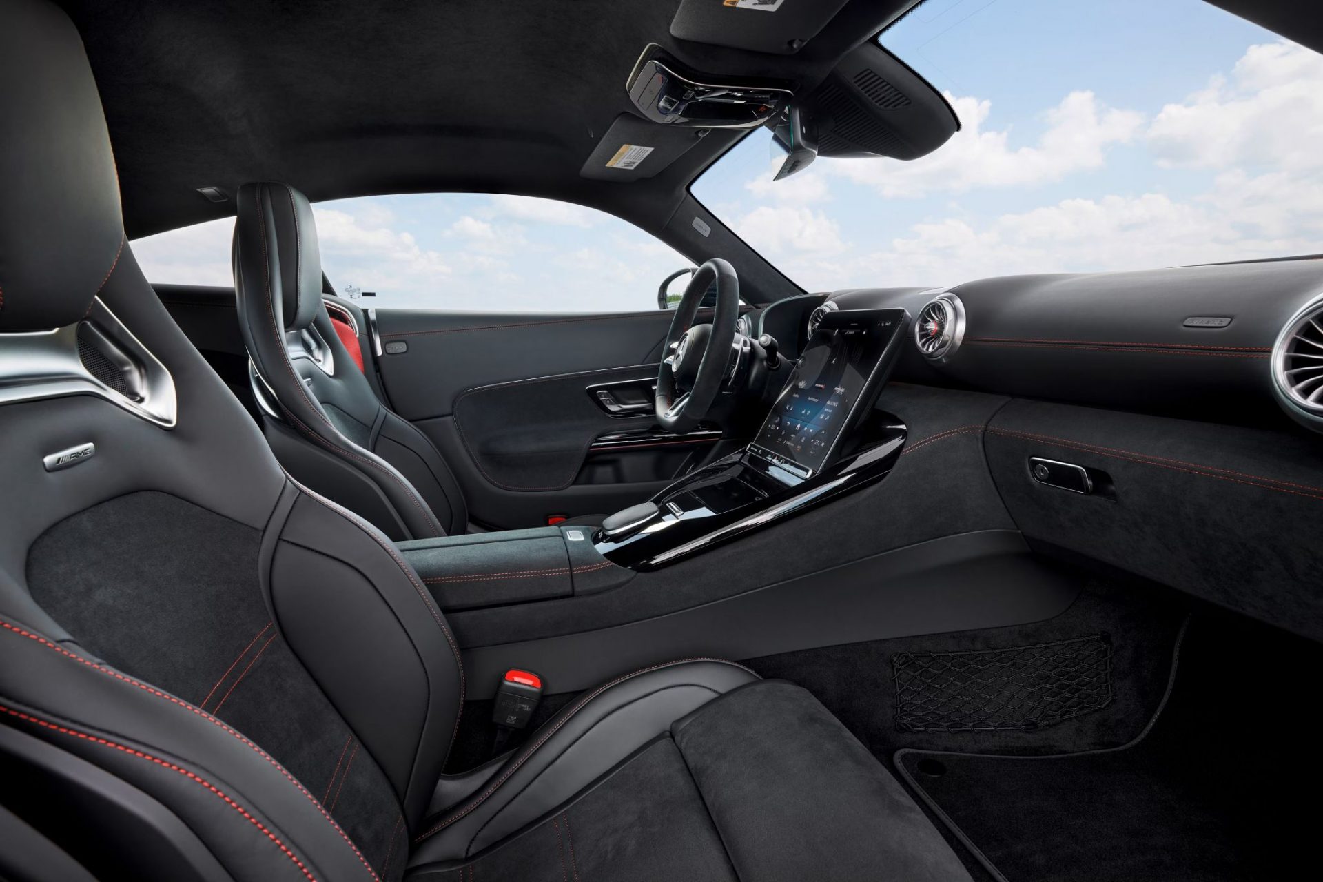 interior visto de lado da mercedes amg gt 63 pro 4matic