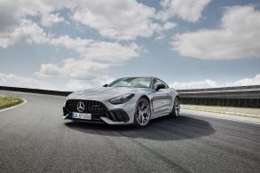 mercedes amg gt 63 pro 4matic cinza parado na pista