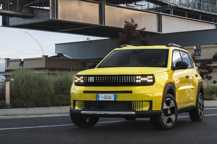 fiat grande panda 2025 amarelo frente parado