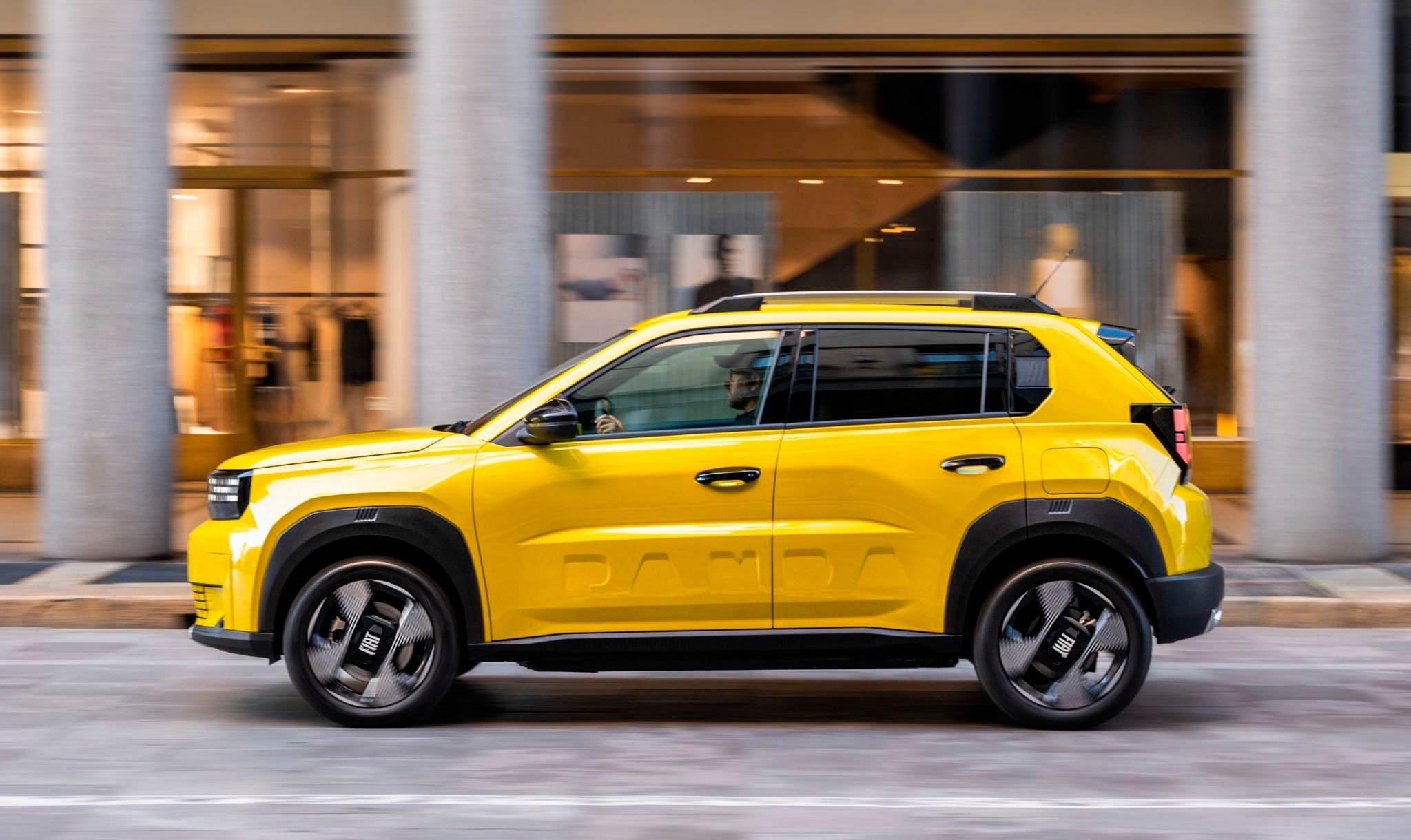 fiat grande panda amarelo lateral em movimento