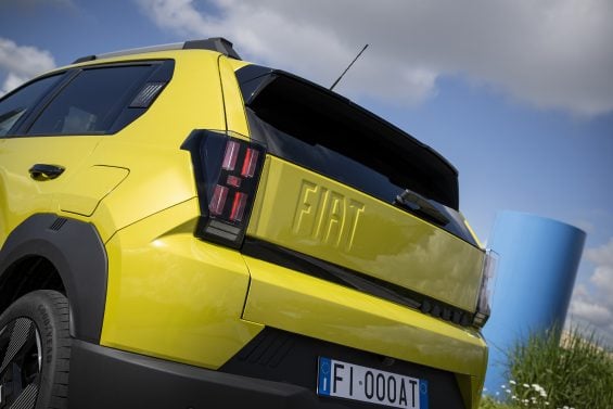 fiat grande panda amarelo traseira detalhe tampa porta malas