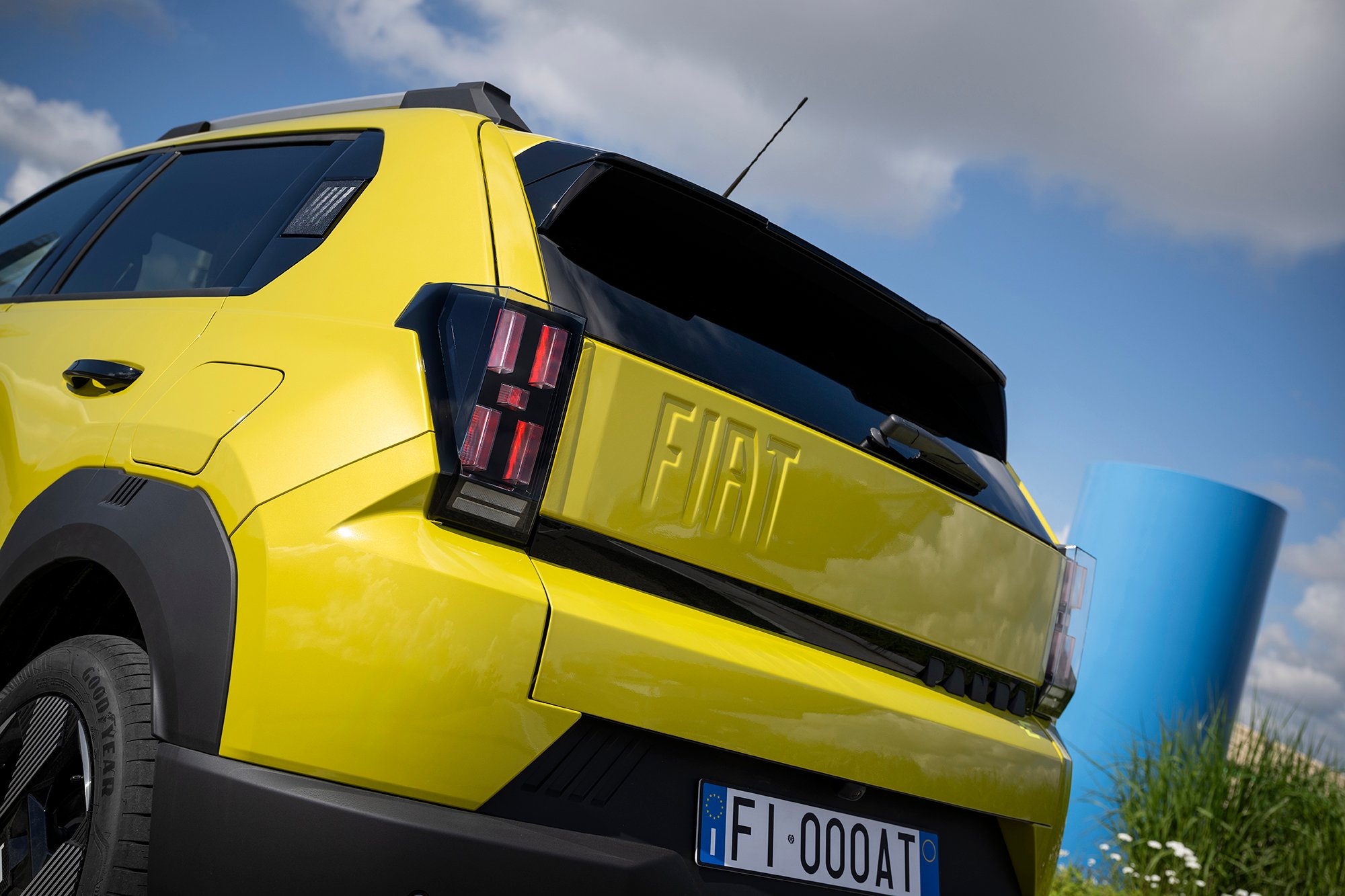 fiat grande panda amarelo traseira detalhe tampa porta malas
