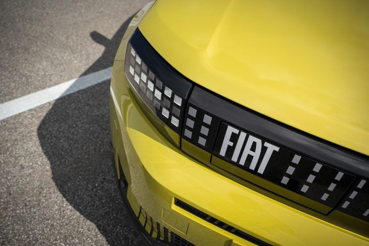 fiat grande panda detalhe grade logo