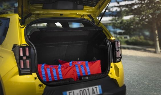 fiat grande panda porta malas aberto com sacolas