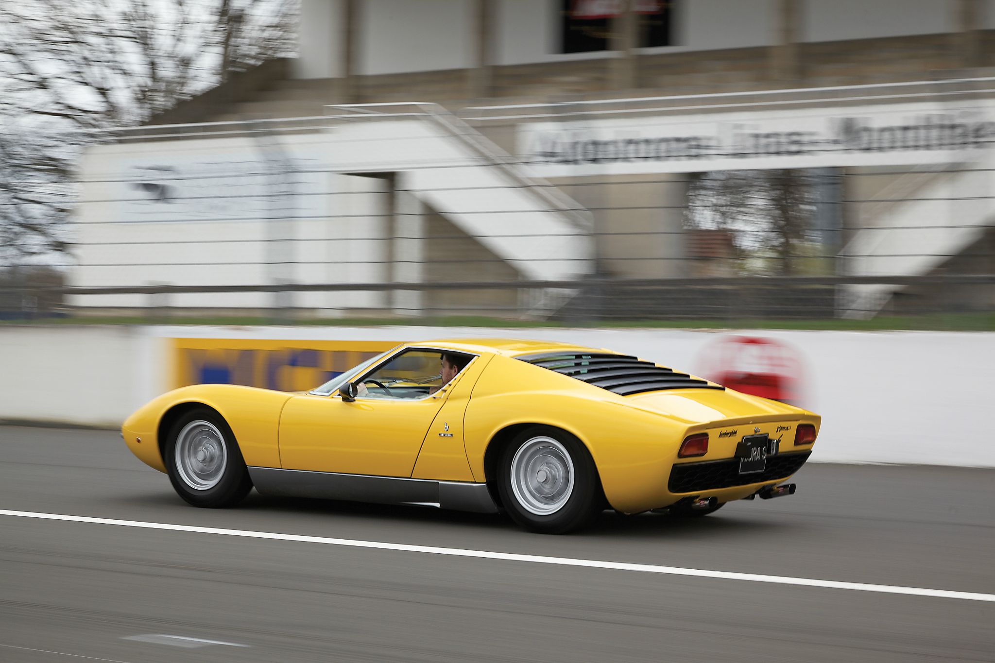 lamborghini miura p400 s amarelo traseira