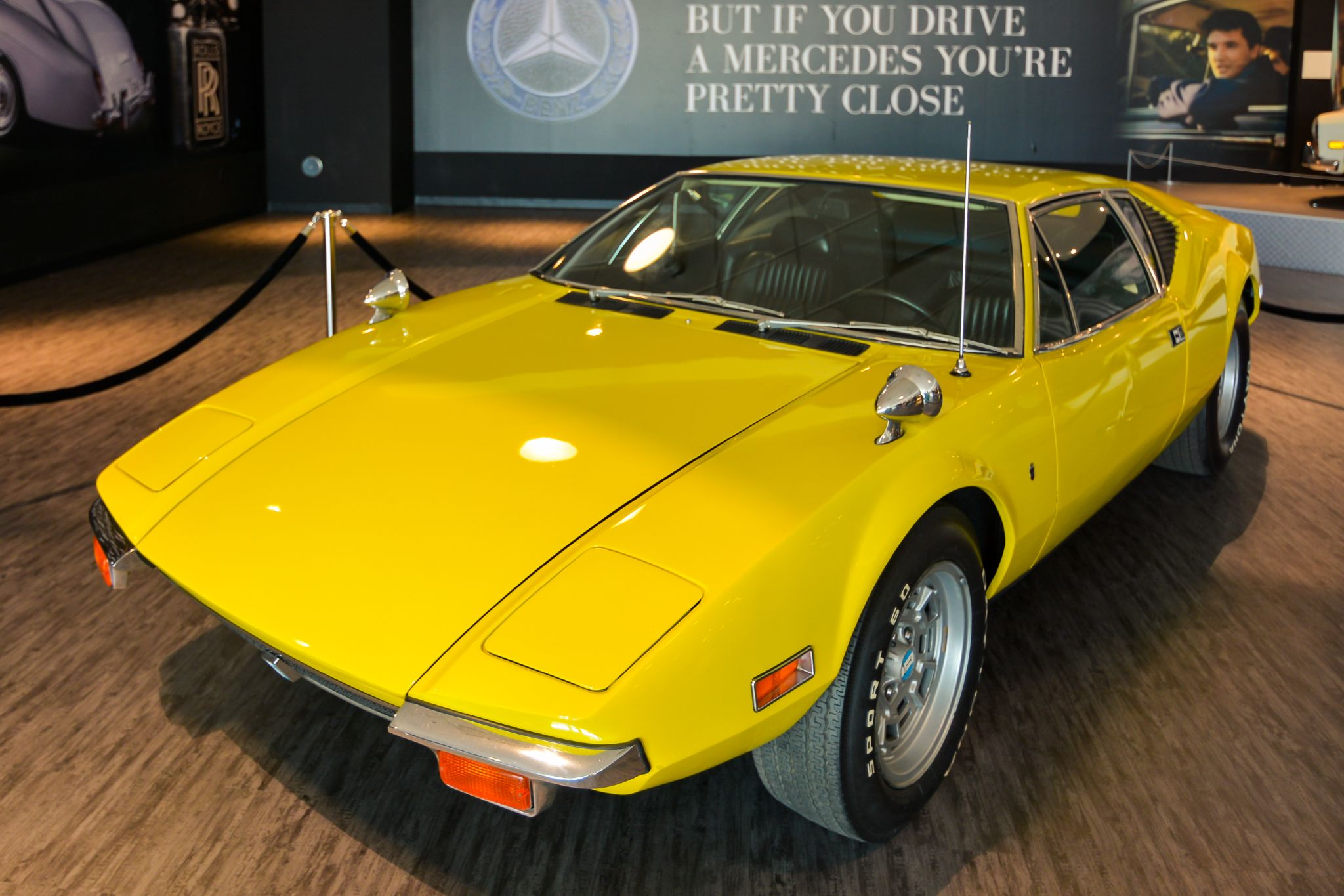 shutterstock de tomaso pantera 1971 amarelo elvis presley