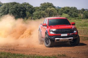 ford ranger raptor 2024 laranja saara frente fazendo curva de lado na terra