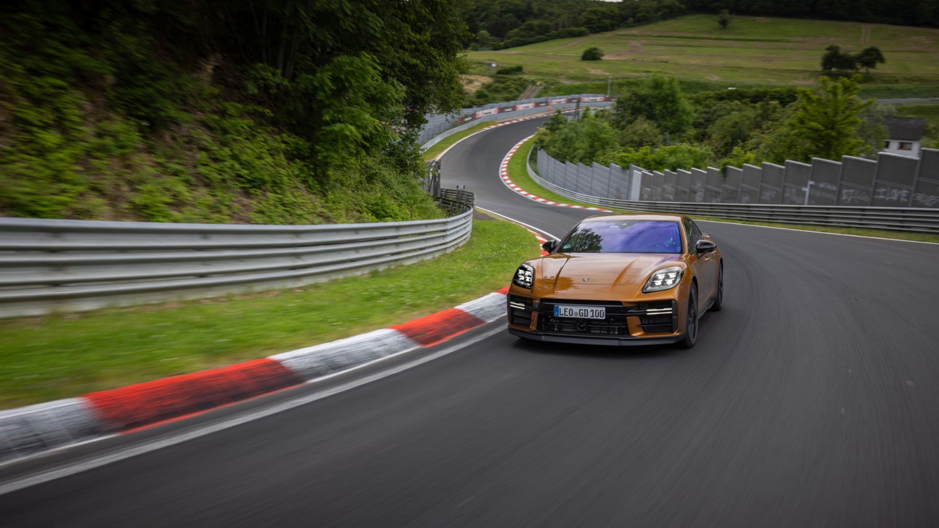 Nova versão porsche panamera nurburgring laranja frente em movimento