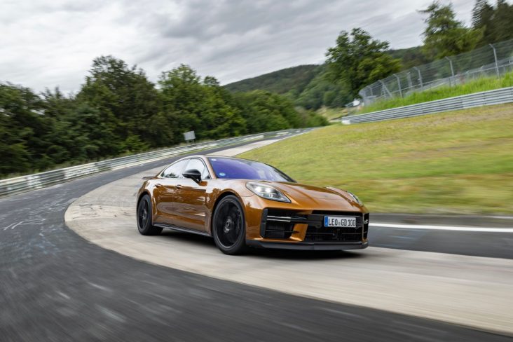 Nova versão porsche panamera nurburgring laranja frente fazendo curva karussell