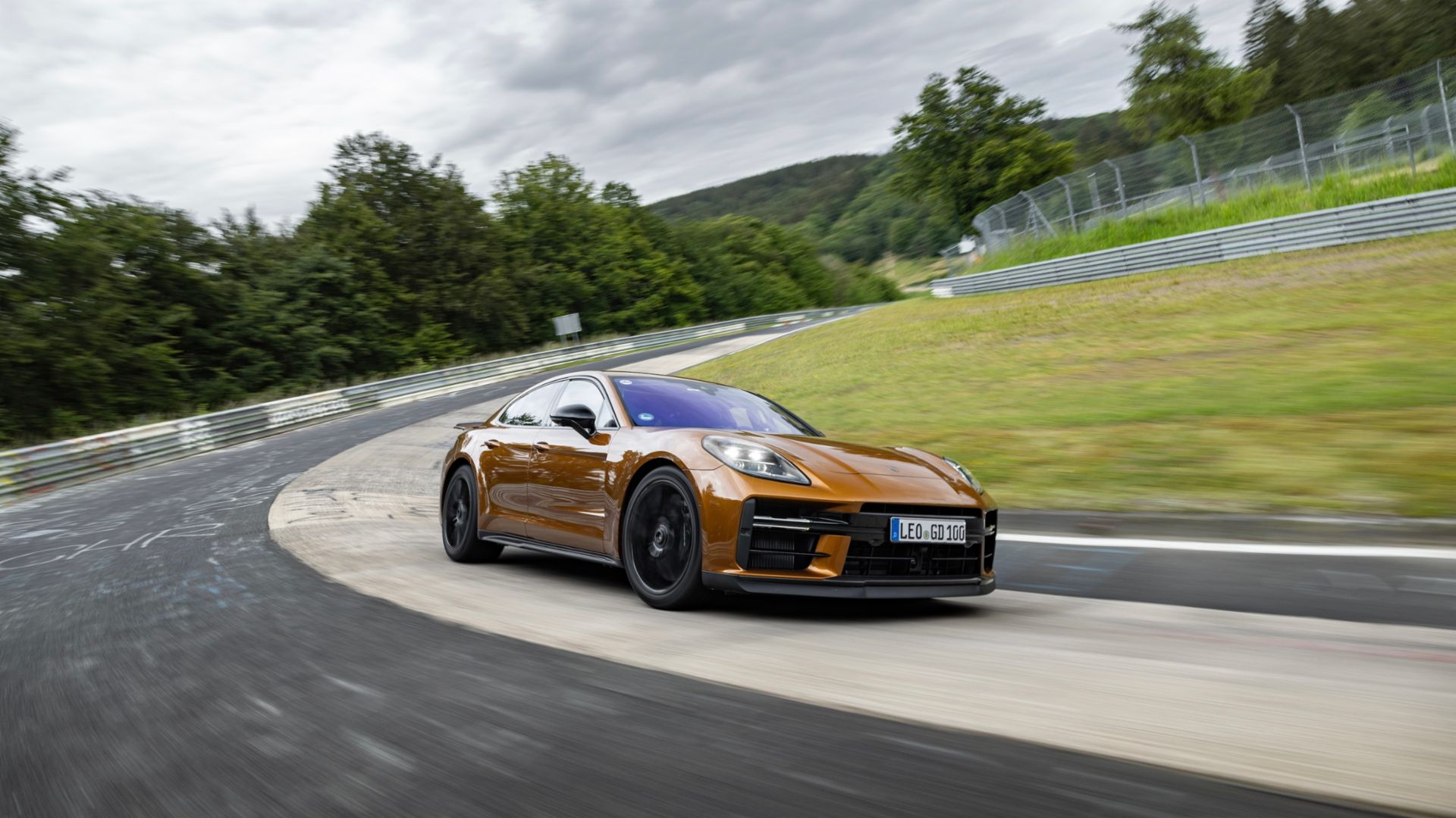 Nova versão do Porsche Panamera bate recorde em Nurburgring