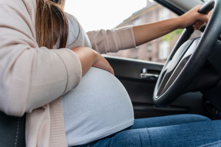 mulher grávida no carro