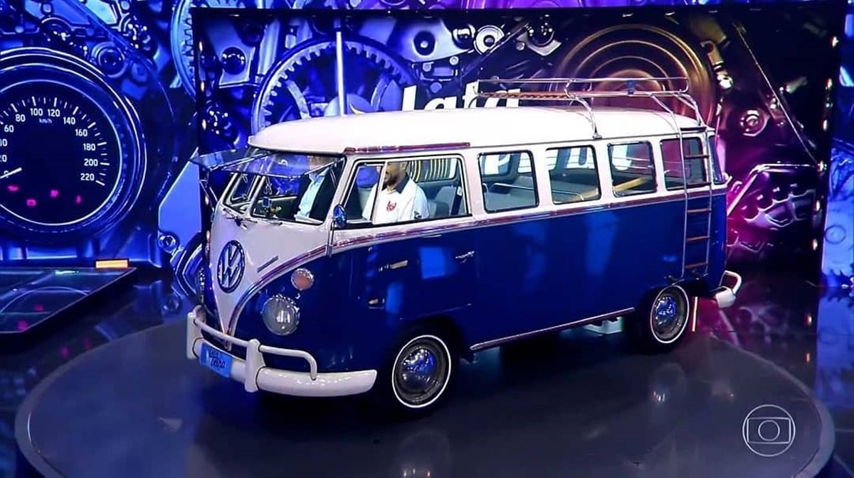 VW Kombi azul lata velha