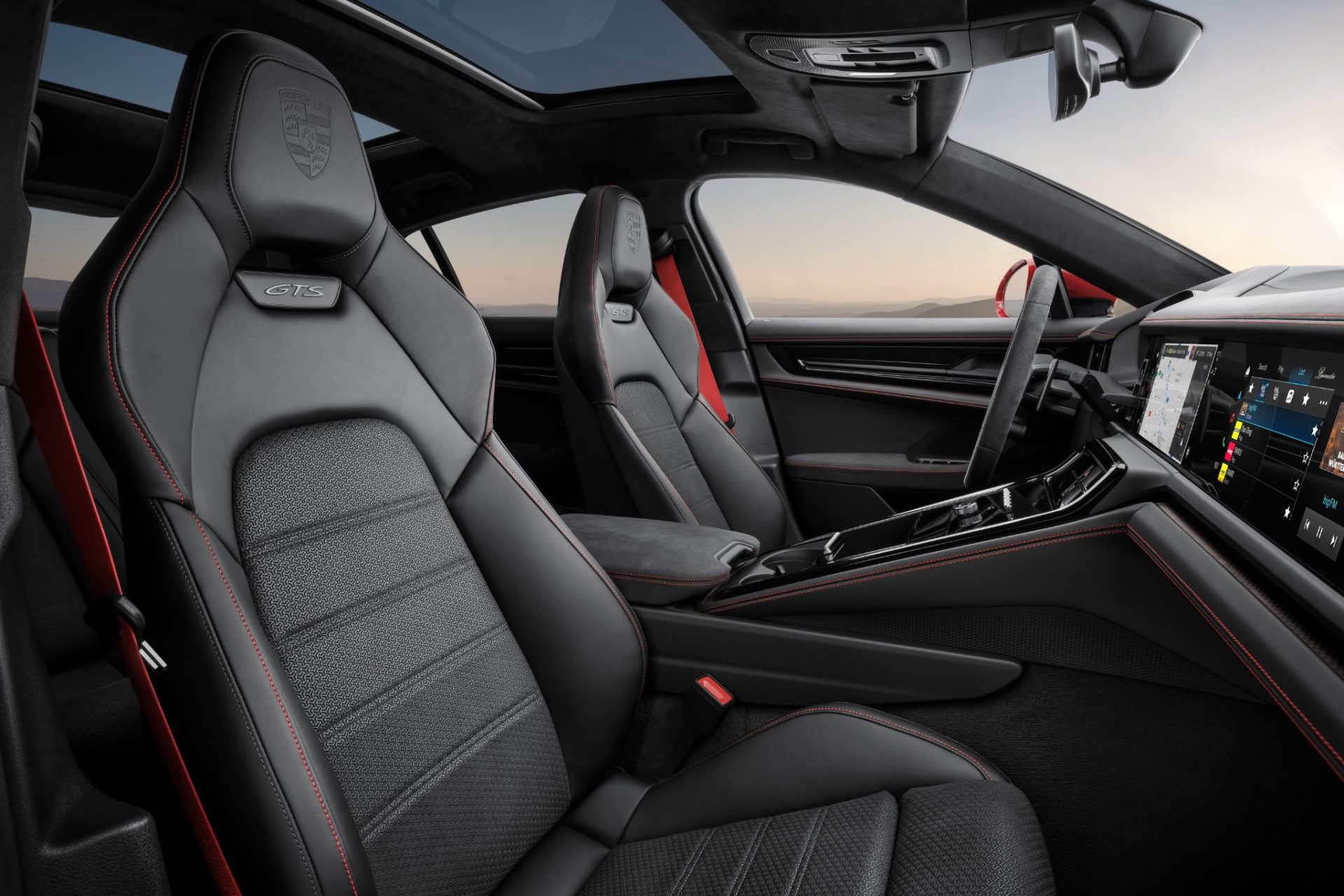 porsche panamera gts 2025 interior visto de lado bancos dianteiros