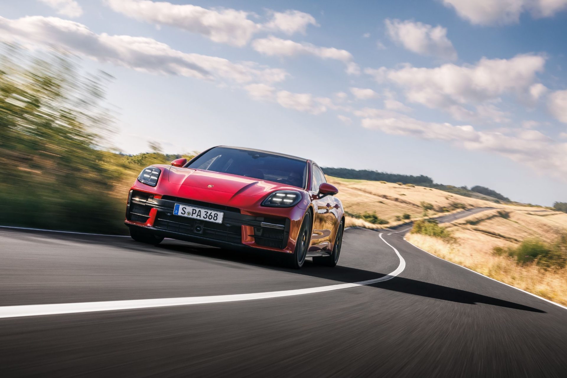 porsche panamera gts 2025 vermelho frente em movimento rodovia