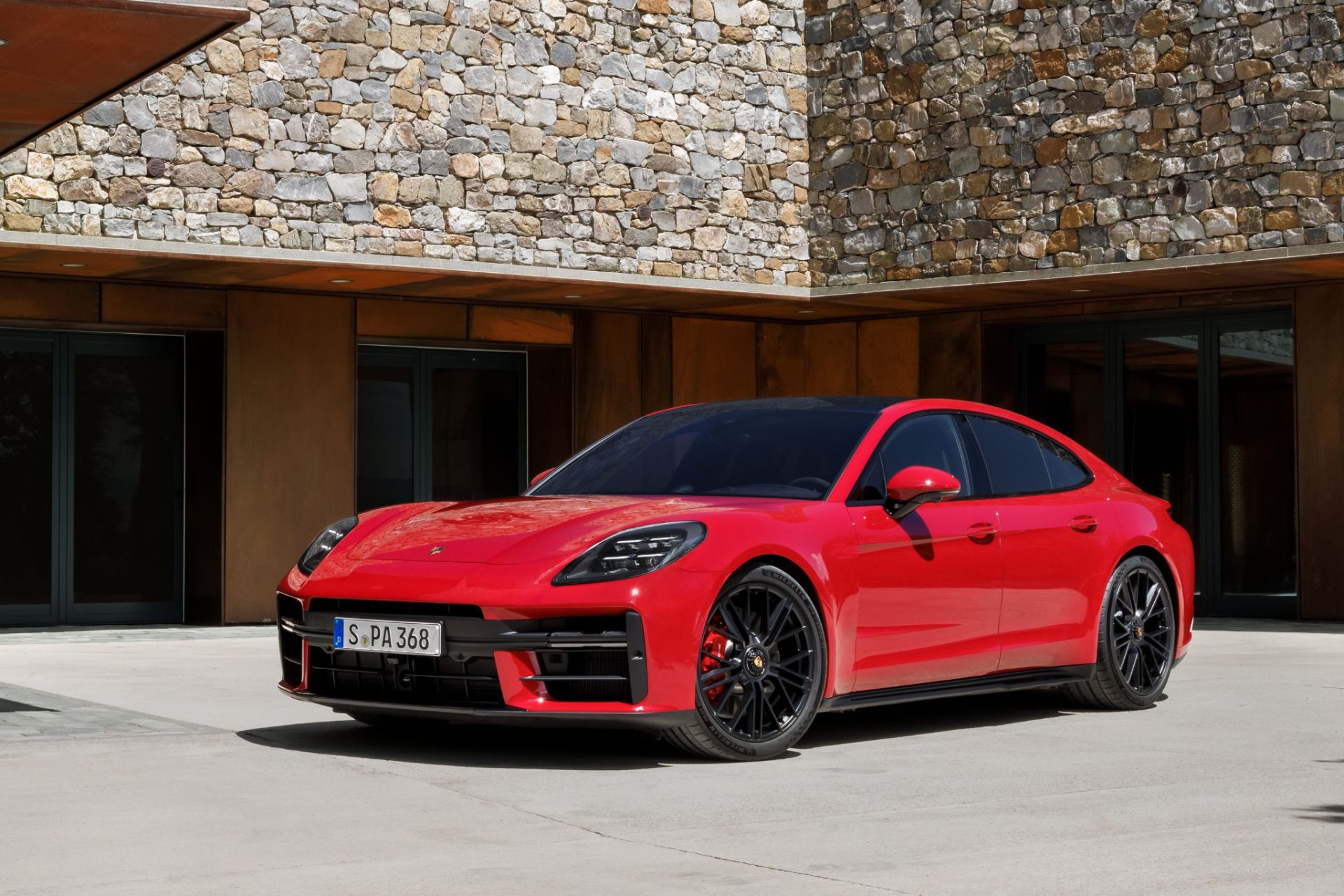 porsche panamera gts 2025 vermelho frente parado