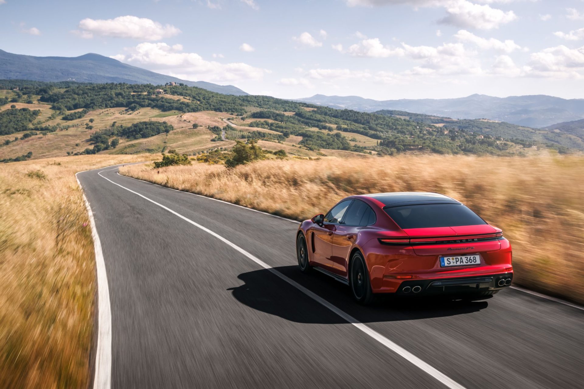 porsche panamera gts 2025 vermelho traseira em movimento rodovia