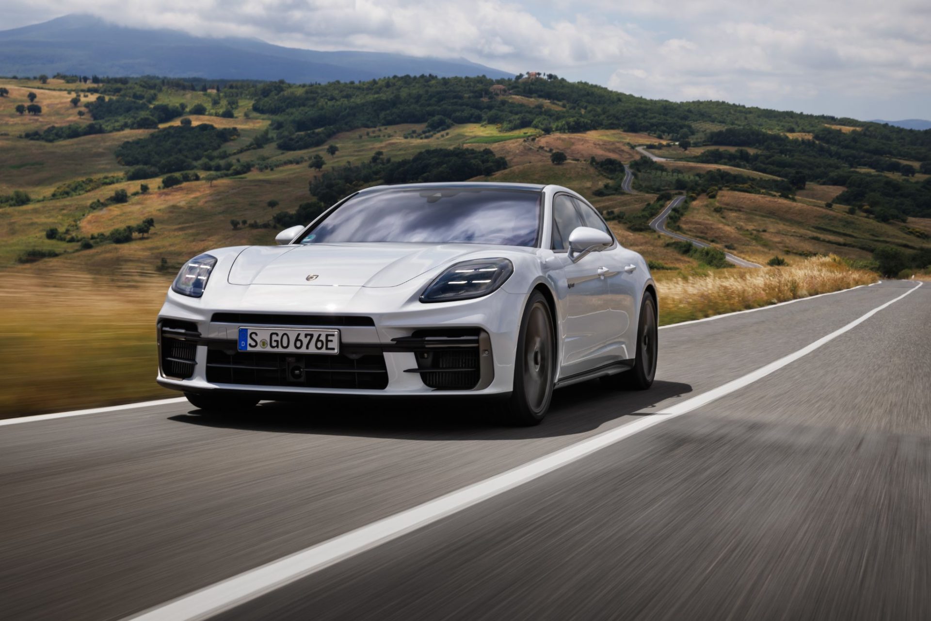 porsche panamera turbo s e hybrid branco frente em movimento rodovia