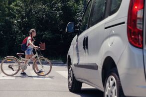 pessoa bicicleta atravessando faixa de pedestre