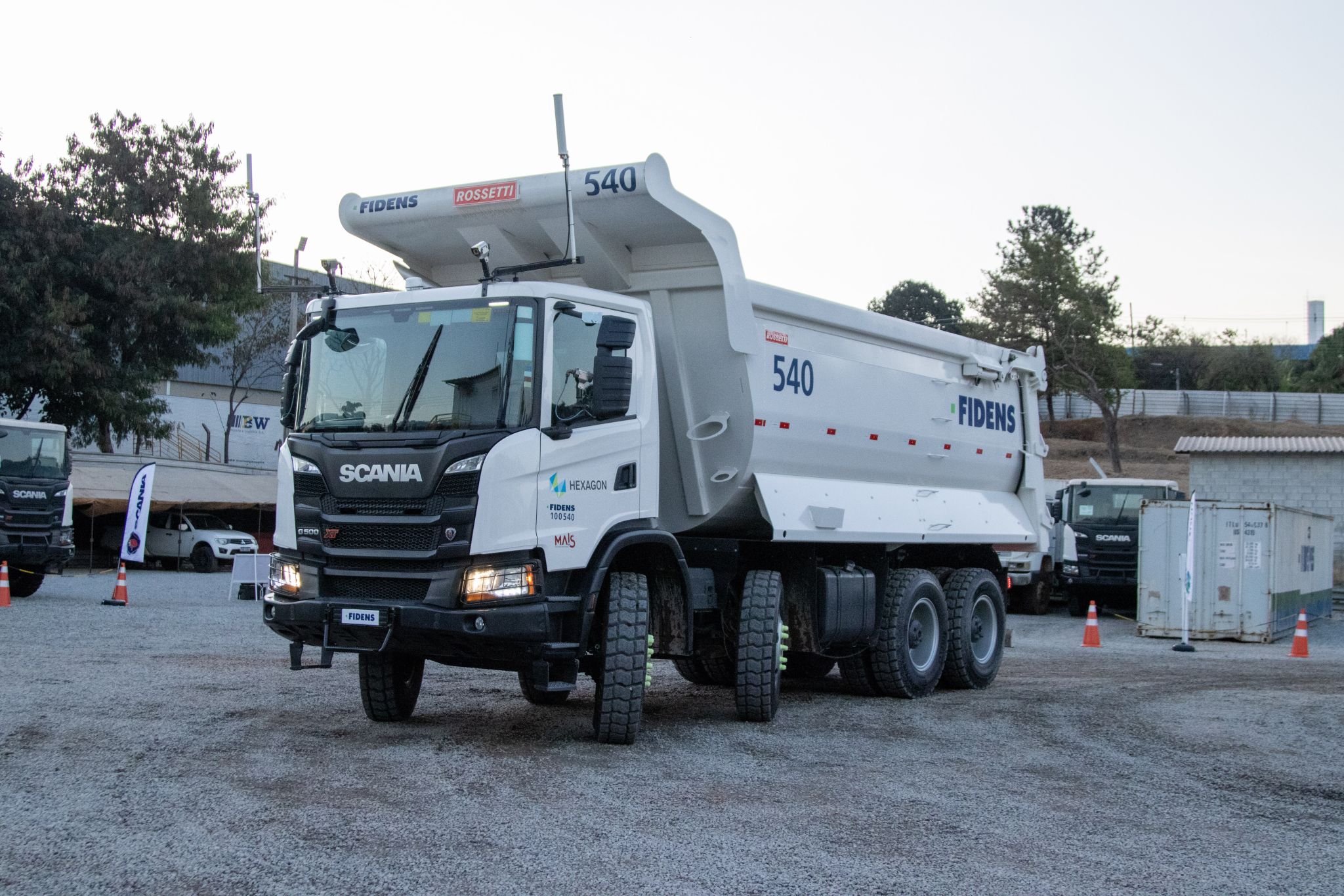 Andamos no primeiro caminhão 8×4 por controle remoto