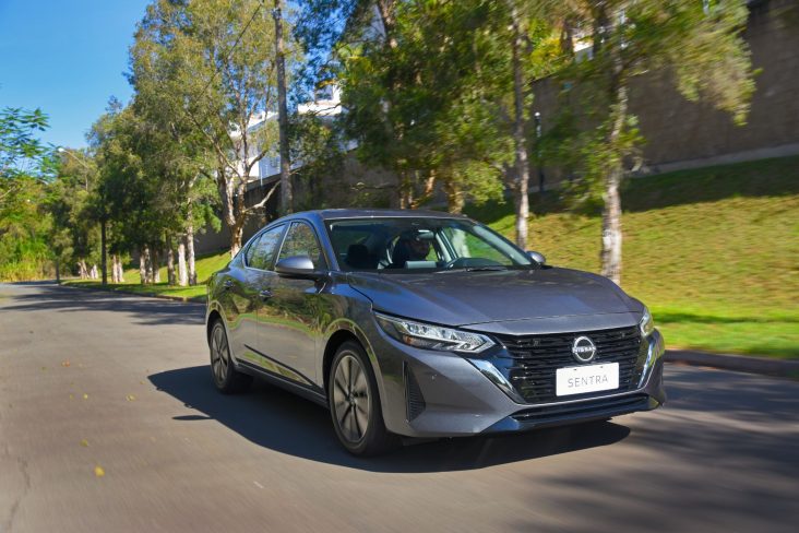 nissan sentra advance 2025 cinza frente em movimento