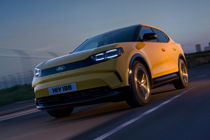 ford capri amarelo frente em movimento