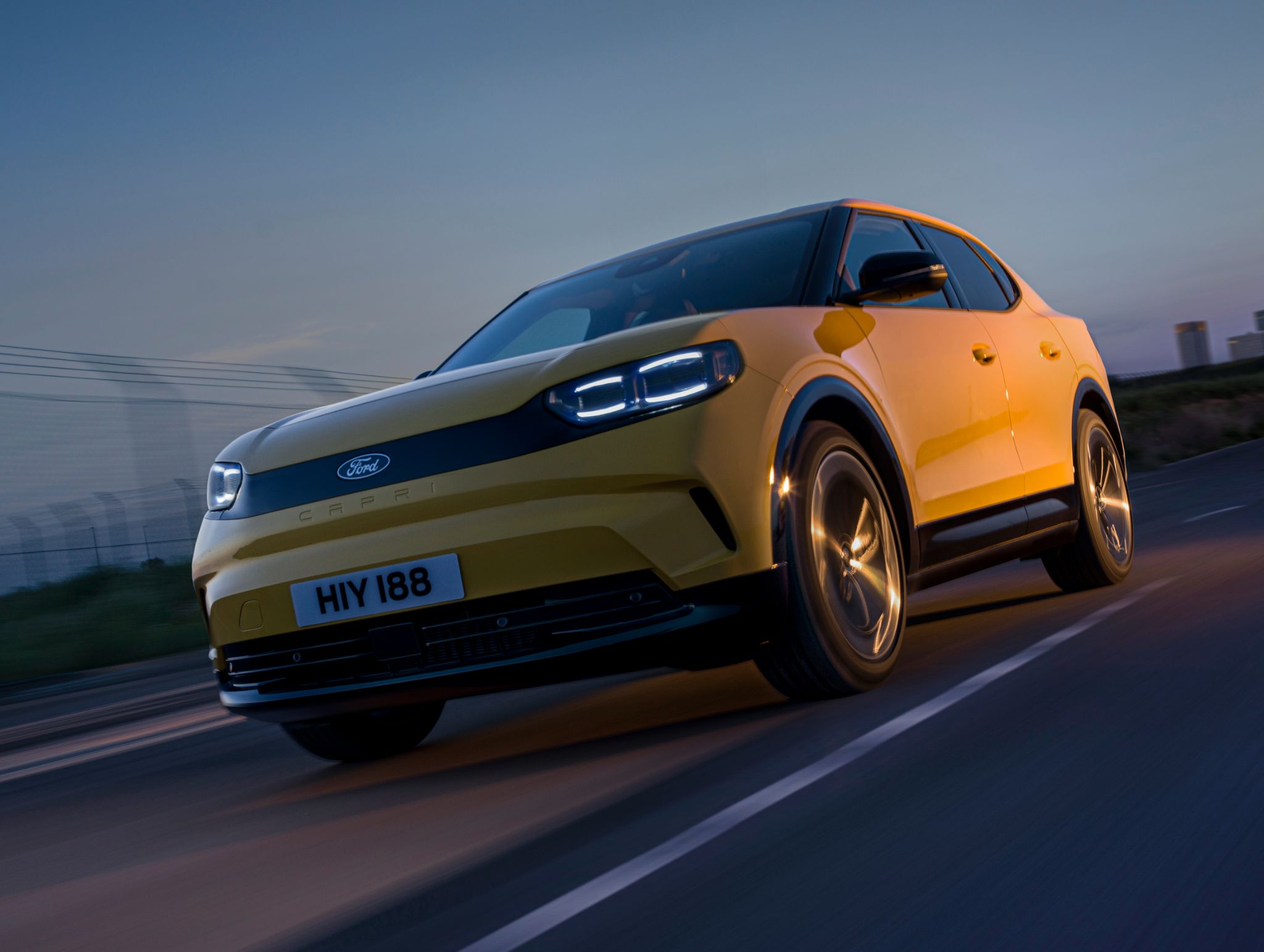 ford capri amarelo frente em movimento